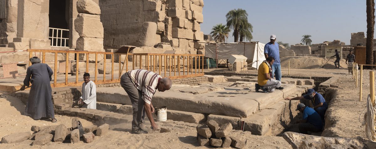 Archeological work inside the Middle-Kingdom Courtyard