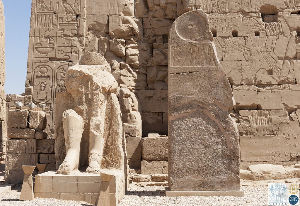 La stèle d'Amenhotep II devant le VIIIe pylône à Karnak