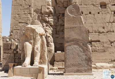 La stèle d'Amenhotep II devant le VIIIe pylône à Karnak